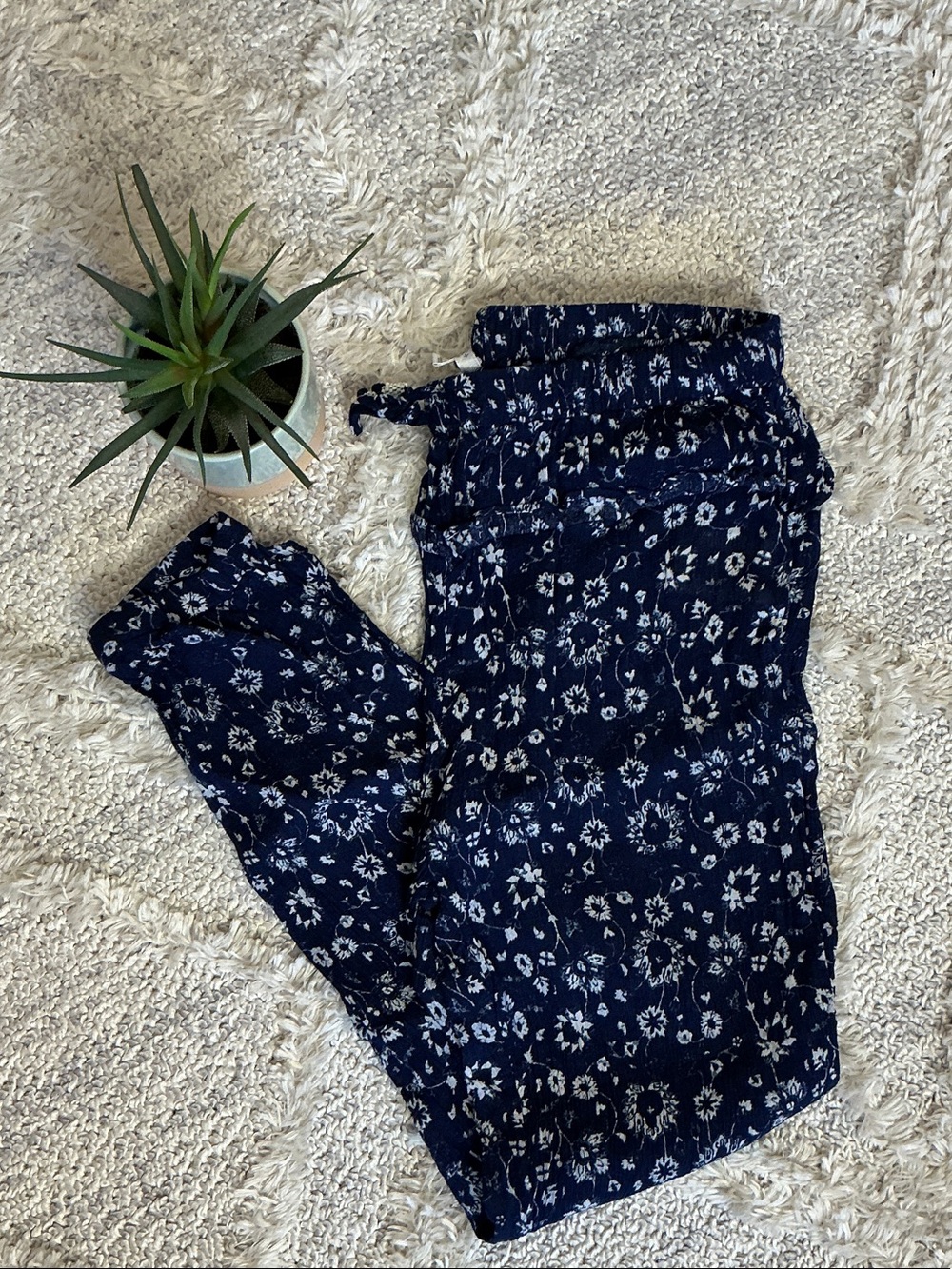 🌼 Anthropologie/Tavik Navy and White Floral Pants